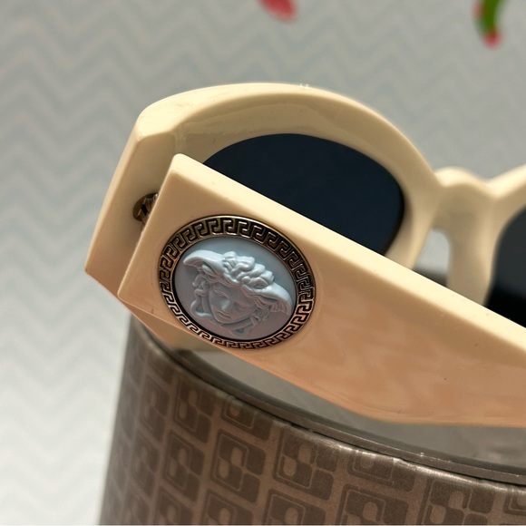 Vintage Blue Medusa Gianni Versace MOD 420/E 868 - Picture 5 of 9